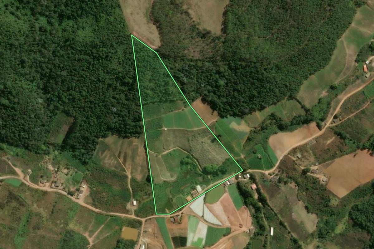 Imagem de satélite do imóvel rural em Sumidouro (RJ), com o contorno declarado no CAR desenhado por cima.