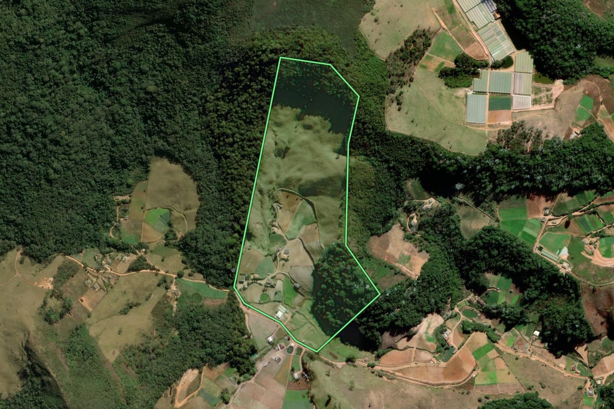 Imagem de satélite do imóvel rural em Sumidouro (RJ), com o contorno declarado no CAR desenhado por cima.