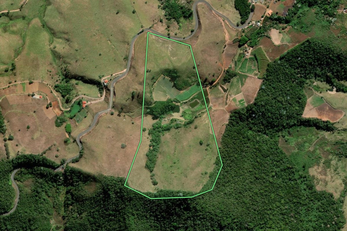 Imagem de satélite do imóvel rural em Sumidouro (RJ), com o contorno declarado no CAR desenhado por cima.