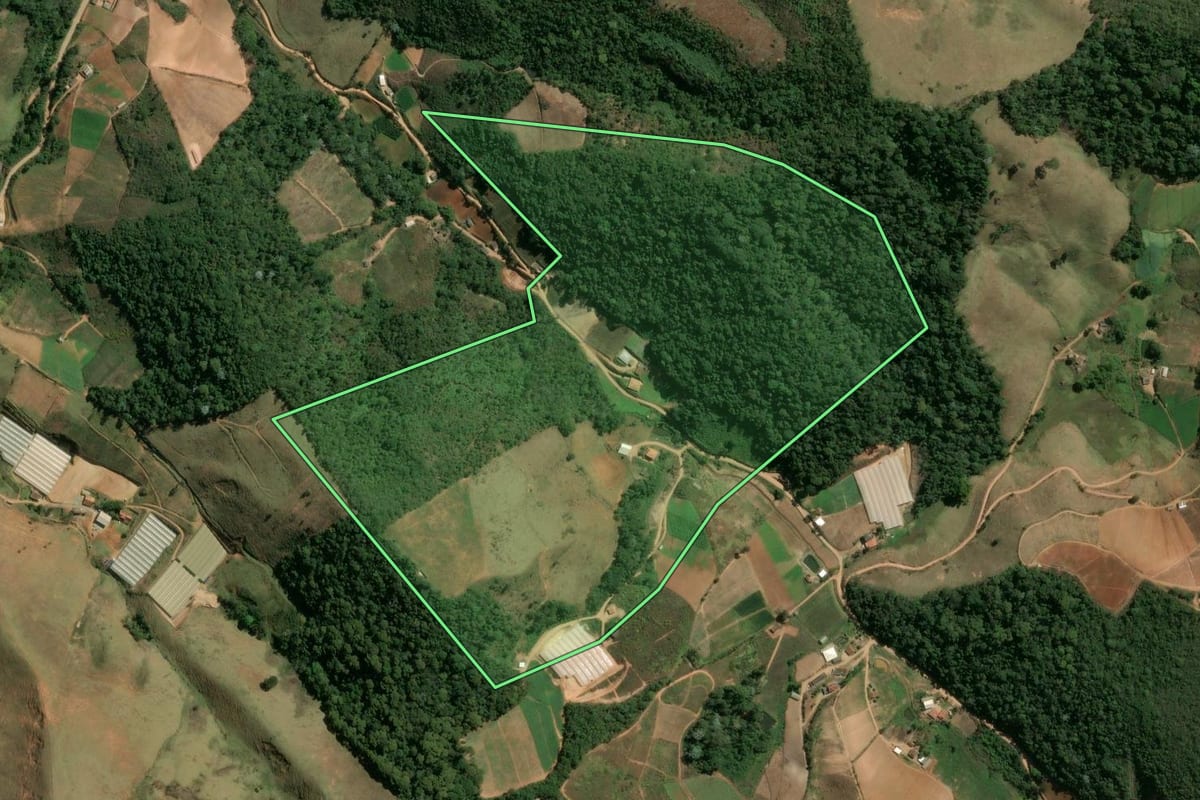 Imagem de satélite do imóvel rural em Sumidouro (RJ), com o contorno declarado no CAR desenhado por cima.