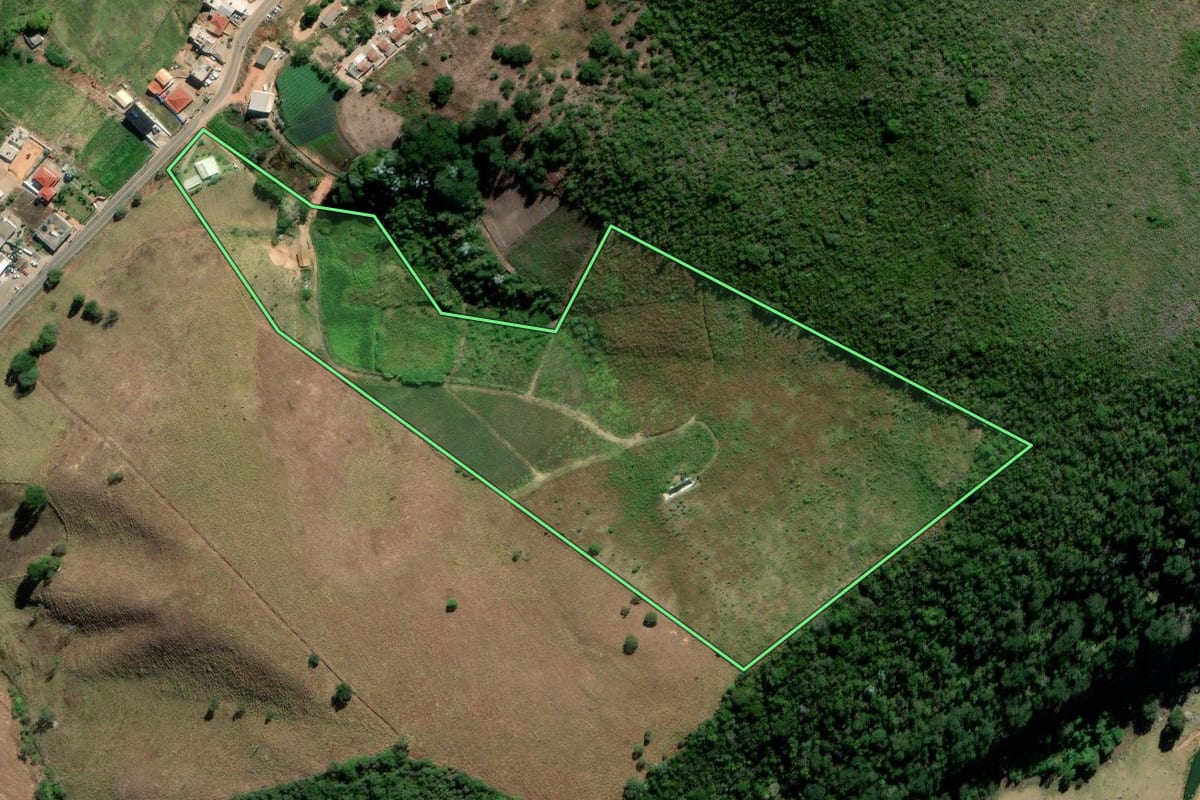 Imagem de satélite do imóvel rural em Sumidouro (RJ), com o contorno declarado no CAR desenhado por cima.