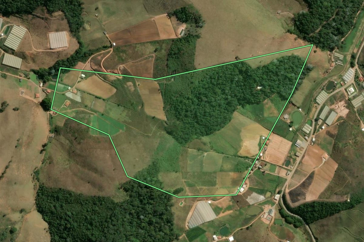 Imagem de satélite do imóvel rural em Sumidouro (RJ), com o contorno declarado no CAR desenhado por cima.