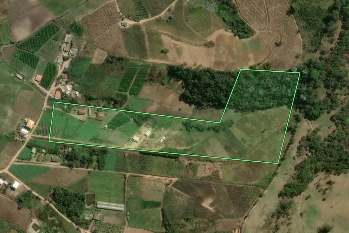 Imagem de satélite do imóvel rural em Sumidouro (RJ), com o contorno declarado no CAR desenhado por cima.