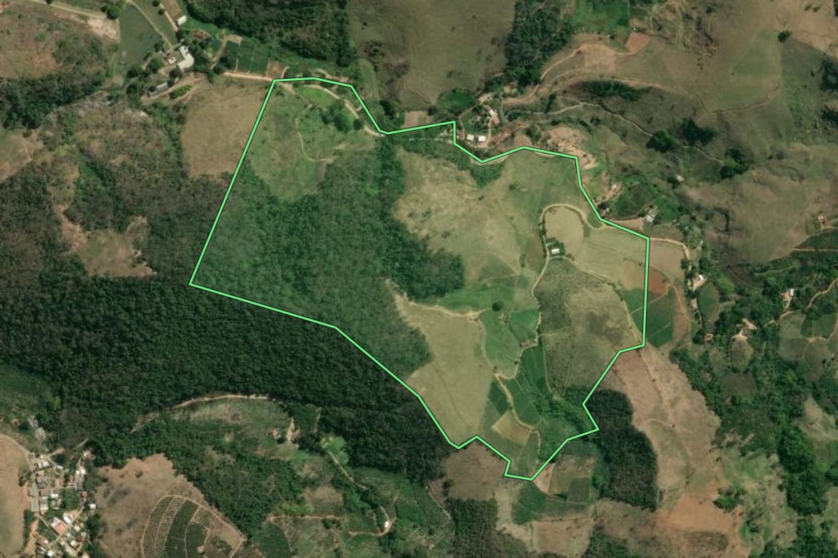 Imagem de satélite do imóvel rural em Sumidouro (RJ), com o contorno declarado no CAR desenhado por cima.