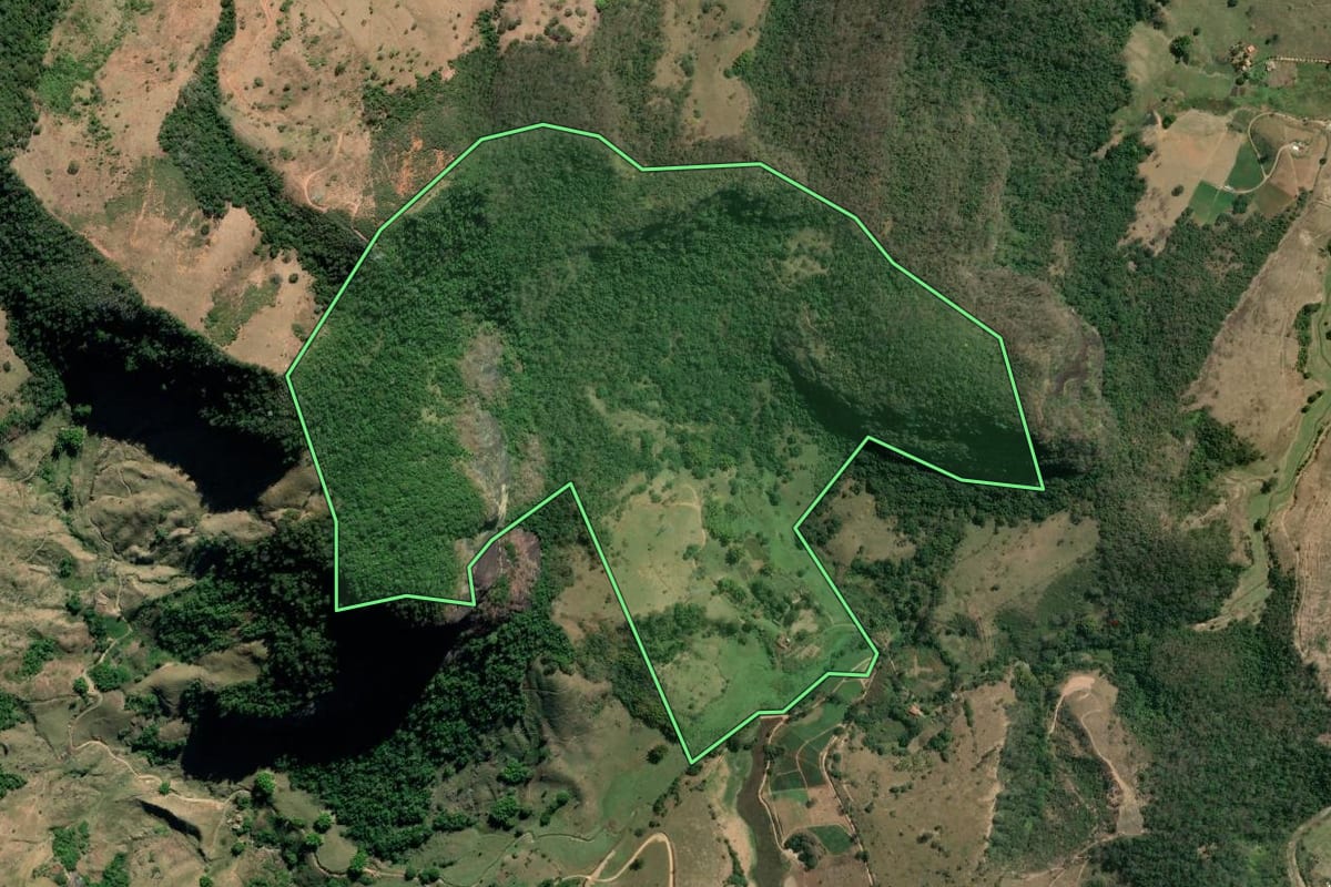 Imagem de satélite do imóvel rural em Sumidouro (RJ), com o contorno declarado no CAR desenhado por cima.