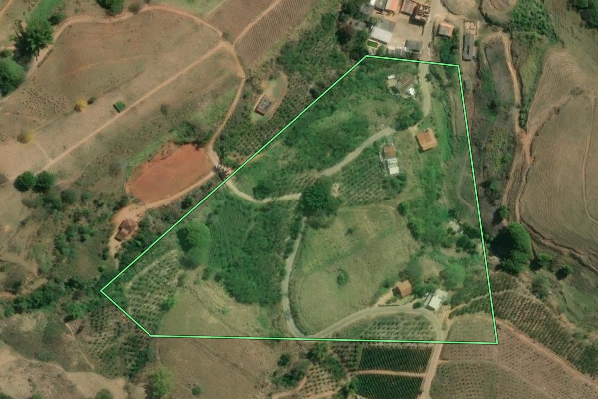 Imagem de satélite do imóvel rural em Sumidouro (RJ), com o contorno declarado no CAR desenhado por cima.