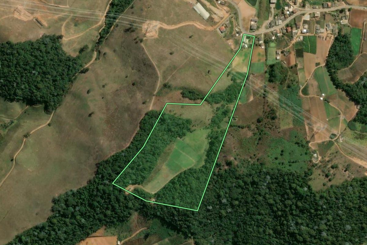 Imagem de satélite do imóvel rural em Sumidouro (RJ), com o contorno declarado no CAR desenhado por cima.