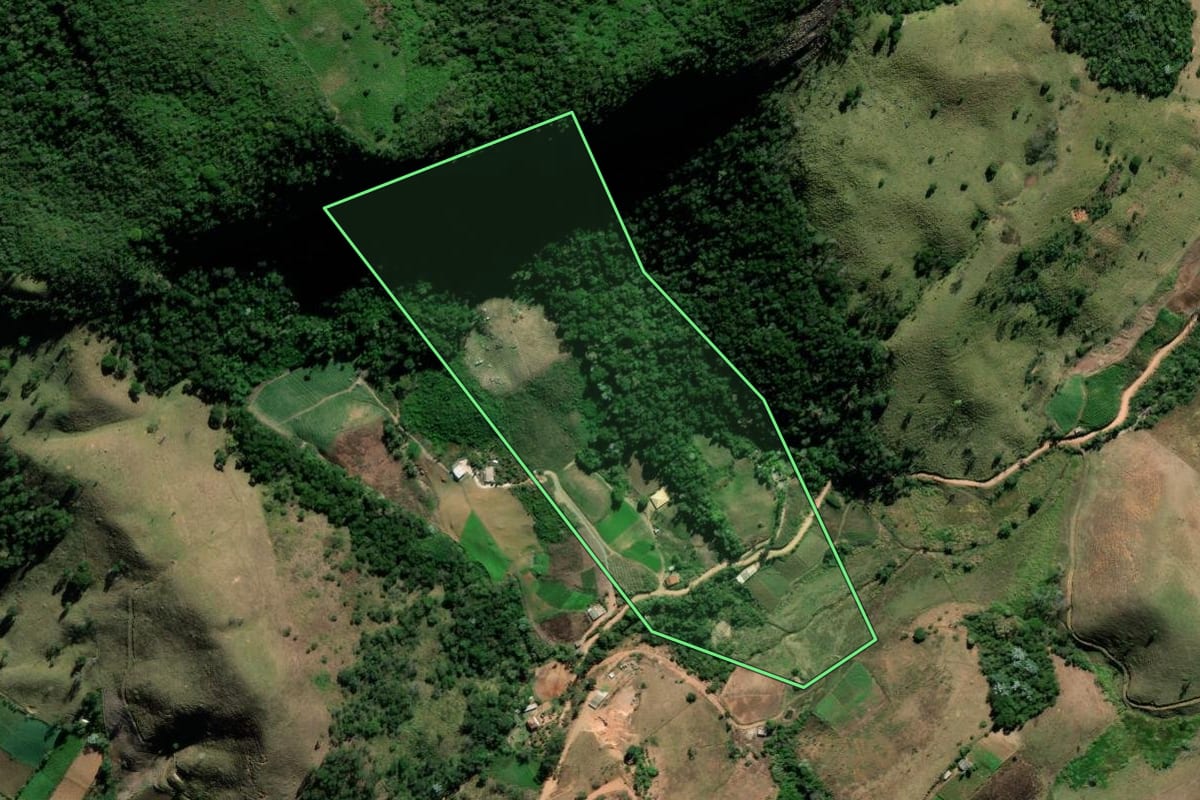 Imagem de satélite do imóvel rural em Sumidouro (RJ), com o contorno declarado no CAR desenhado por cima.