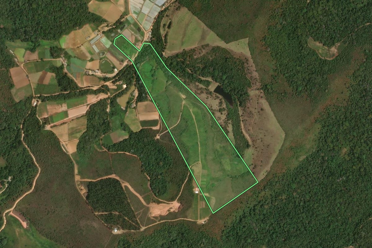 Imagem de satélite do imóvel rural em Sumidouro (RJ), com o contorno declarado no CAR desenhado por cima.