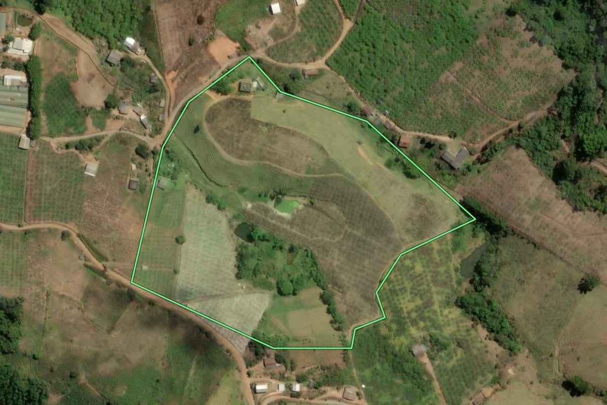 Imagem de satélite do imóvel rural em Sumidouro (RJ), com o contorno declarado no CAR desenhado por cima.