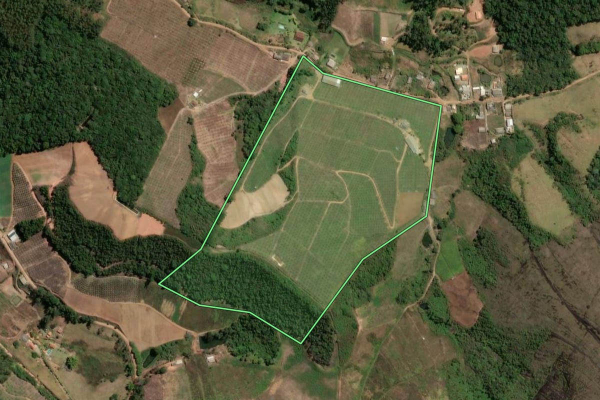 Imagem de satélite do imóvel rural em Sumidouro (RJ), com o contorno declarado no CAR desenhado por cima.