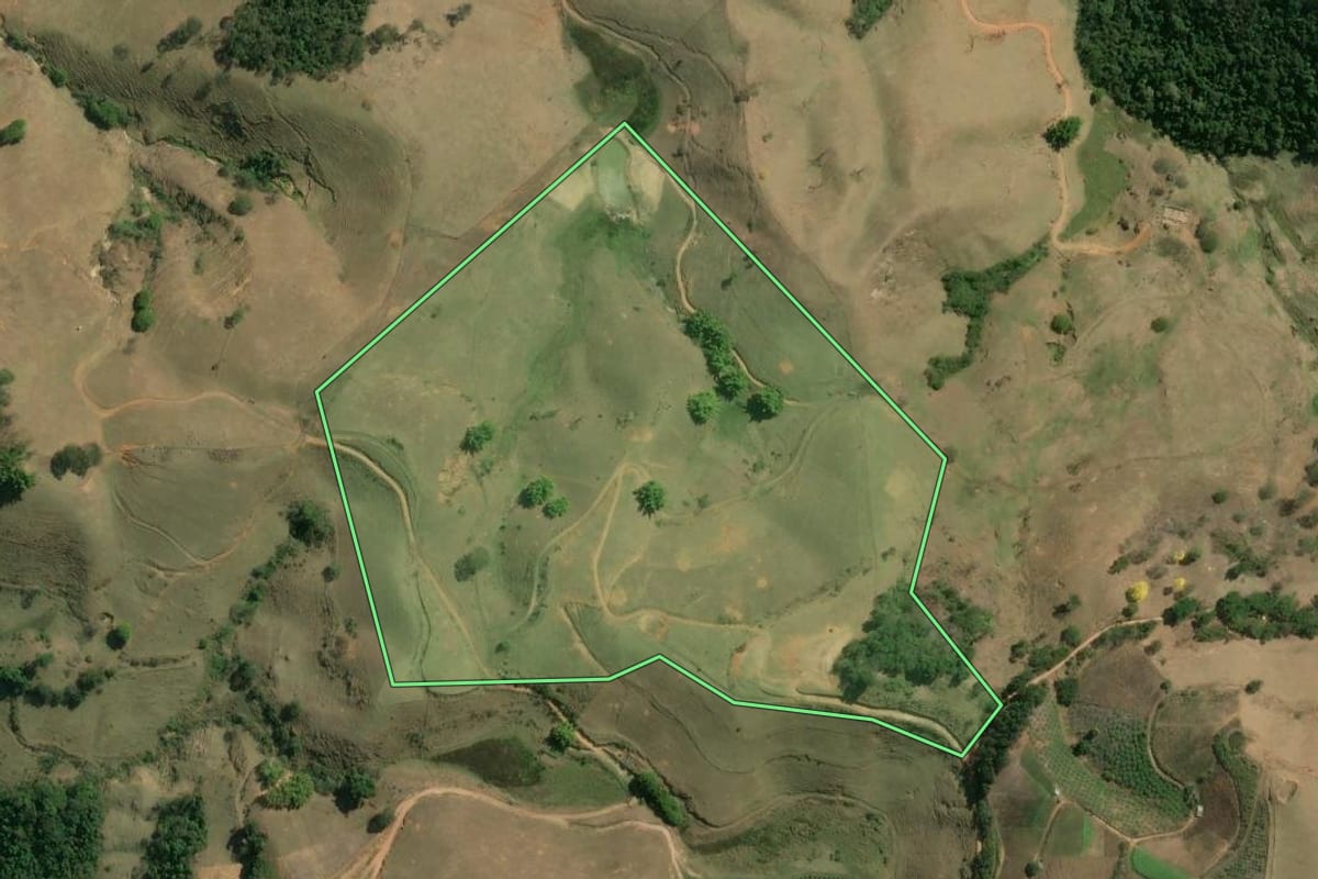 Imagem de satélite do imóvel rural em Sumidouro (RJ), com o contorno declarado no CAR desenhado por cima.