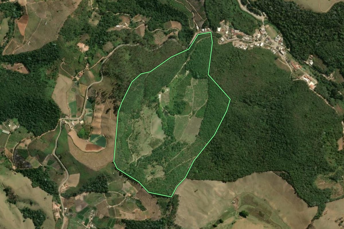 Imagem de satélite do imóvel rural em Sumidouro (RJ), com o contorno declarado no CAR desenhado por cima.
