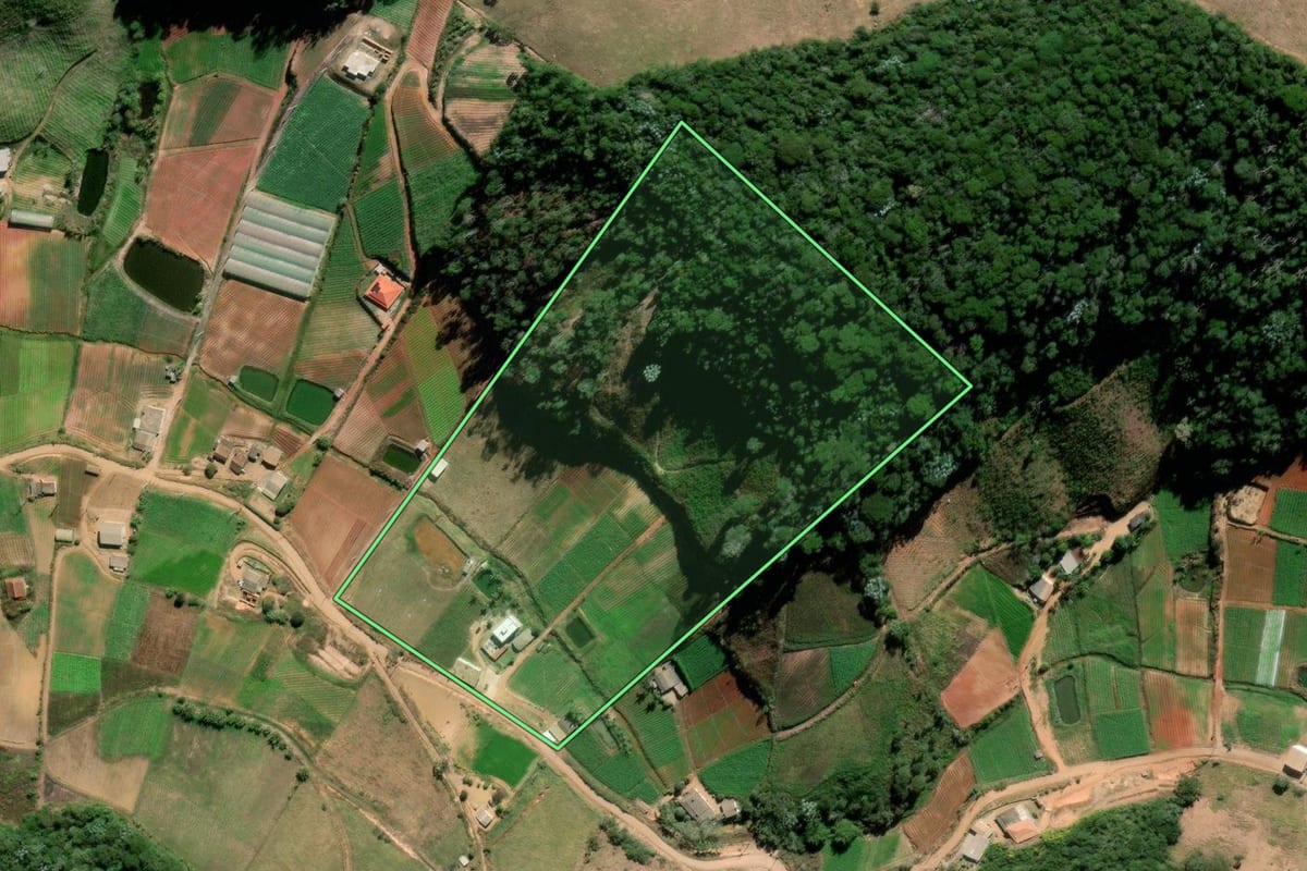 Imagem de satélite do imóvel rural em Sumidouro (RJ), com o contorno declarado no CAR desenhado por cima.