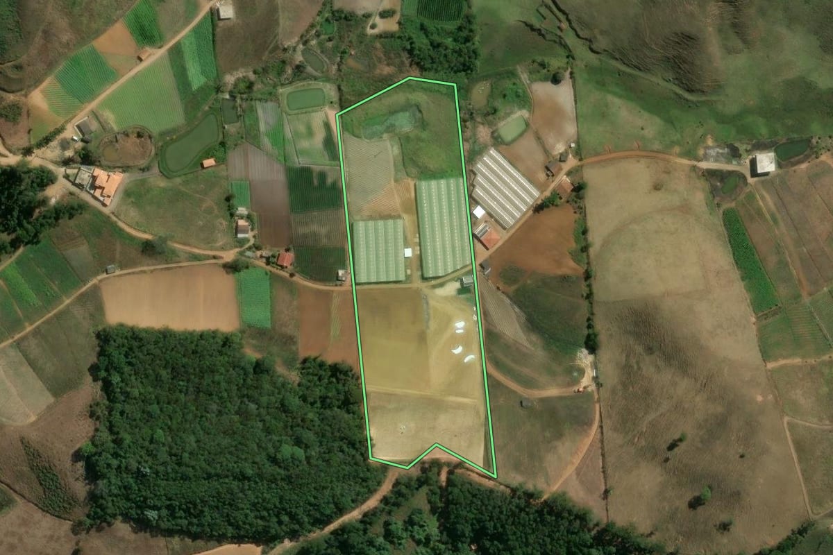 Imagem de satélite do imóvel rural em Sumidouro (RJ), com o contorno declarado no CAR desenhado por cima.