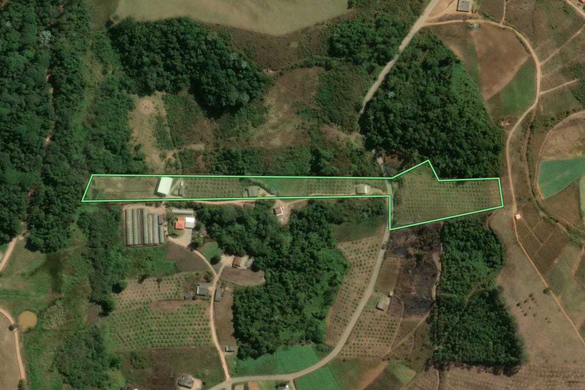 Imagem de satélite do imóvel rural em Sumidouro (RJ), com o contorno declarado no CAR desenhado por cima.