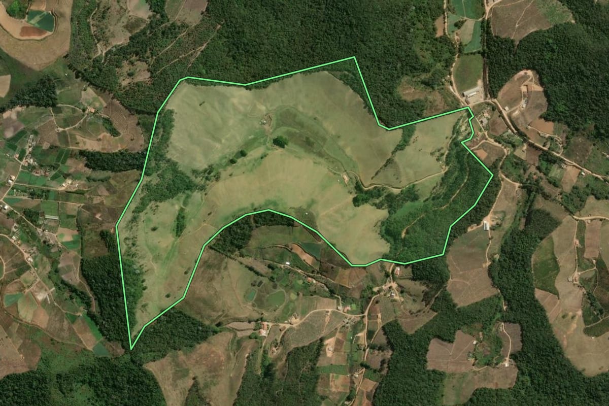 Imagem de satélite do imóvel rural em Sumidouro (RJ), com o contorno declarado no CAR desenhado por cima.