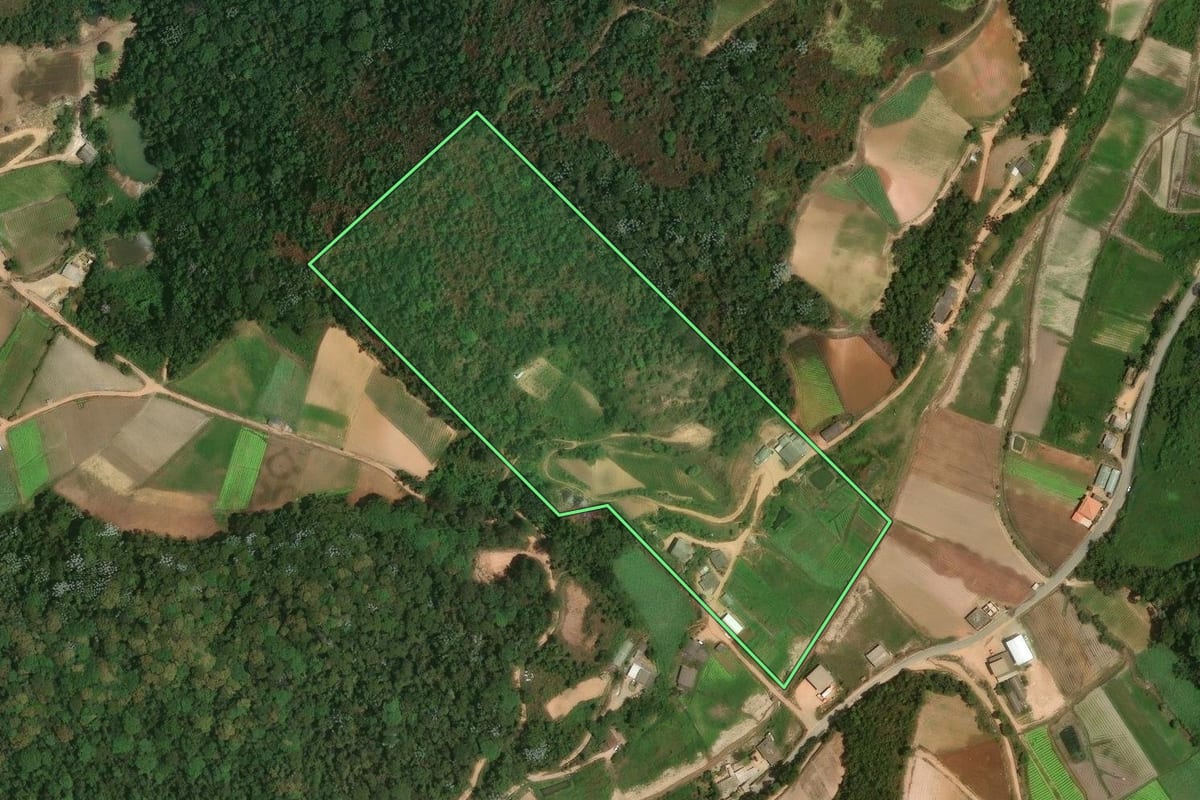 Imagem de satélite do imóvel rural em Sumidouro (RJ), com o contorno declarado no CAR desenhado por cima.