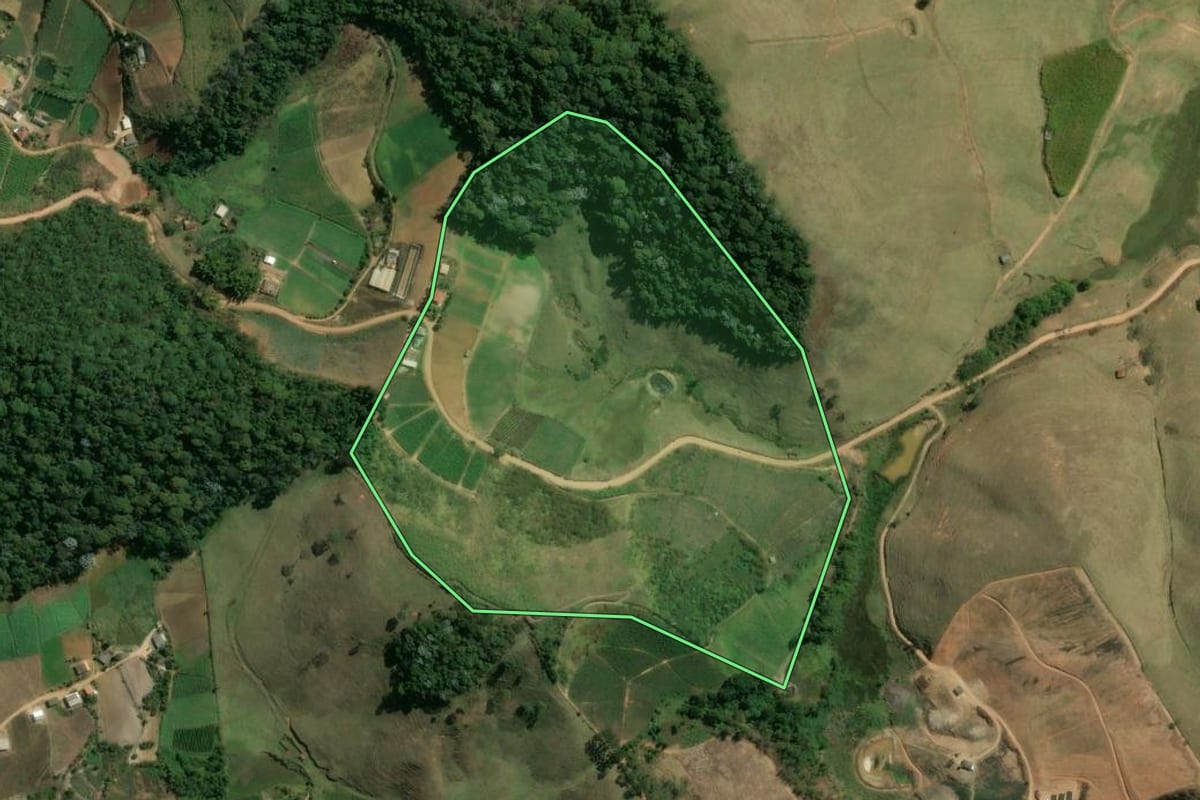 Imagem de satélite do imóvel rural em Sumidouro (RJ), com o contorno declarado no CAR desenhado por cima.