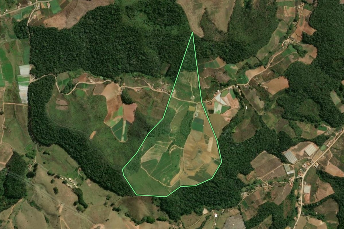 Imagem de satélite do imóvel rural em Sumidouro (RJ), com o contorno declarado no CAR desenhado por cima.