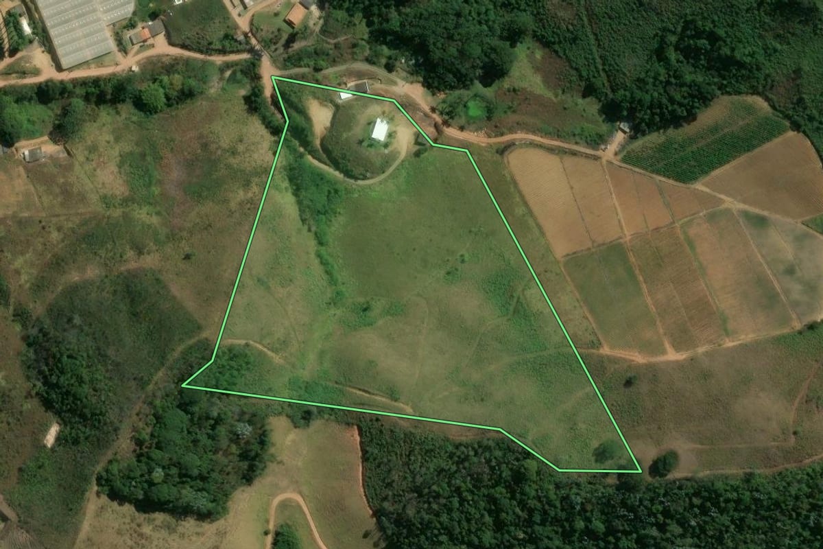 Imagem de satélite do imóvel rural em Sumidouro (RJ), com o contorno declarado no CAR desenhado por cima.