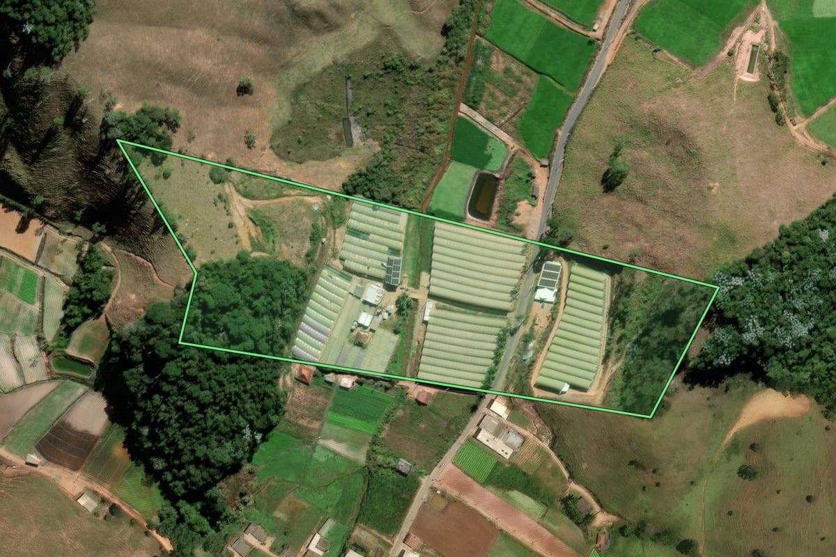 Imagem de satélite do imóvel rural em Sumidouro (RJ), com o contorno declarado no CAR desenhado por cima.