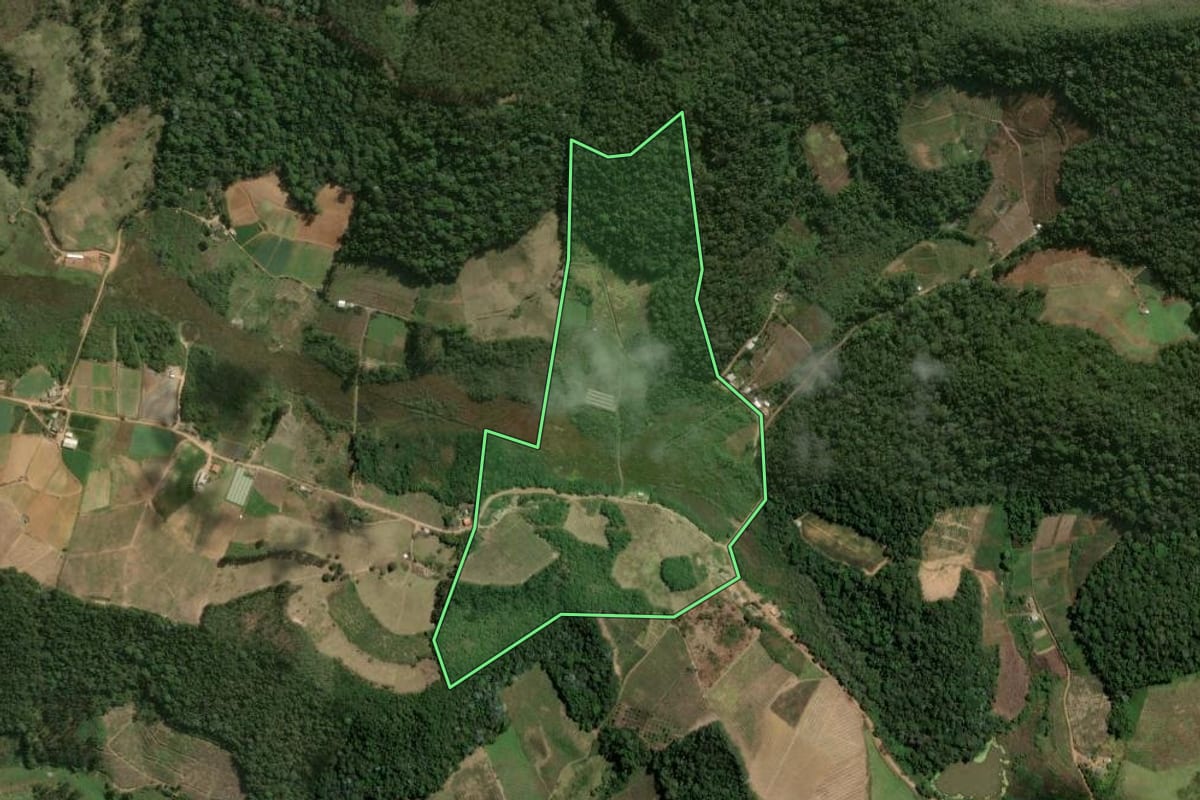 Imagem de satélite do imóvel rural em Sumidouro (RJ), com o contorno declarado no CAR desenhado por cima.