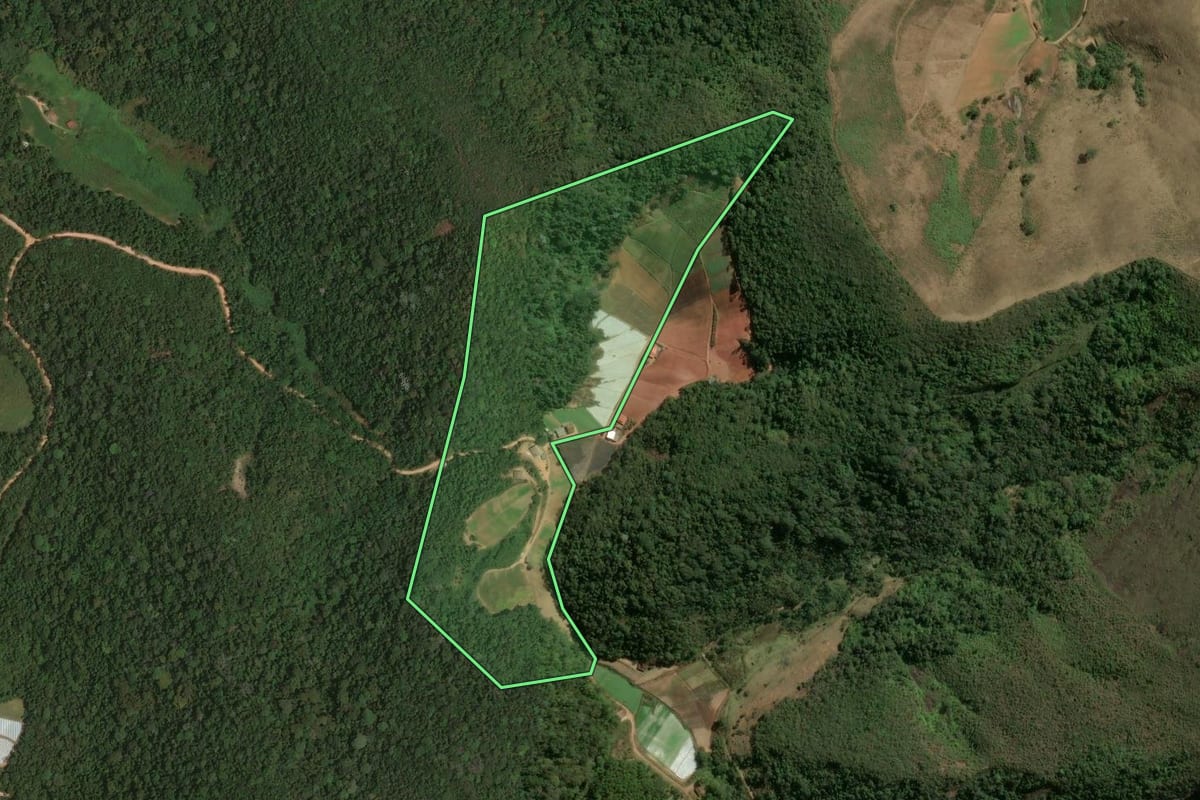 Imagem de satélite do imóvel rural em Sumidouro (RJ), com o contorno declarado no CAR desenhado por cima.