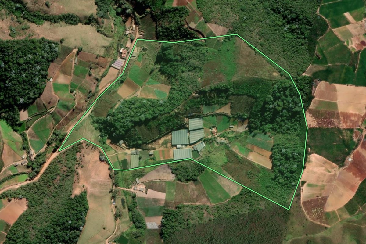 Imagem de satélite do imóvel rural em Sumidouro (RJ), com o contorno declarado no CAR desenhado por cima.