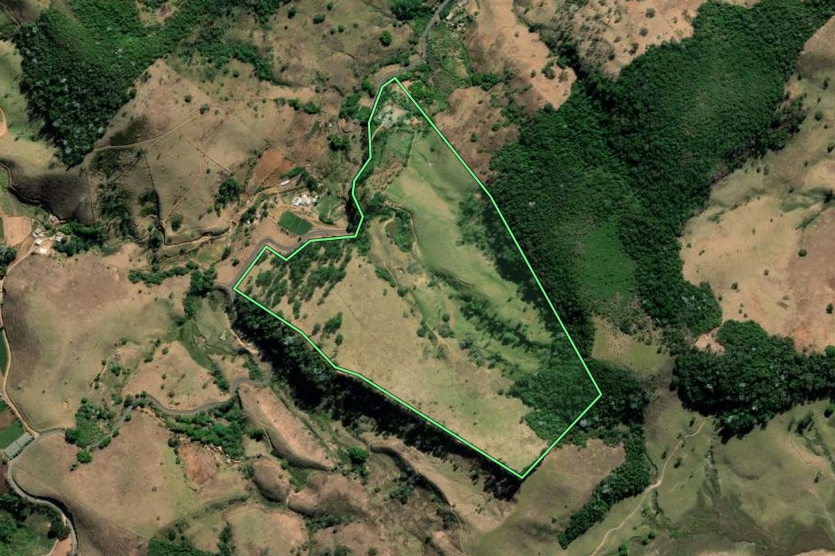 Imagem de satélite do imóvel rural em Sumidouro (RJ), com o contorno declarado no CAR desenhado por cima.