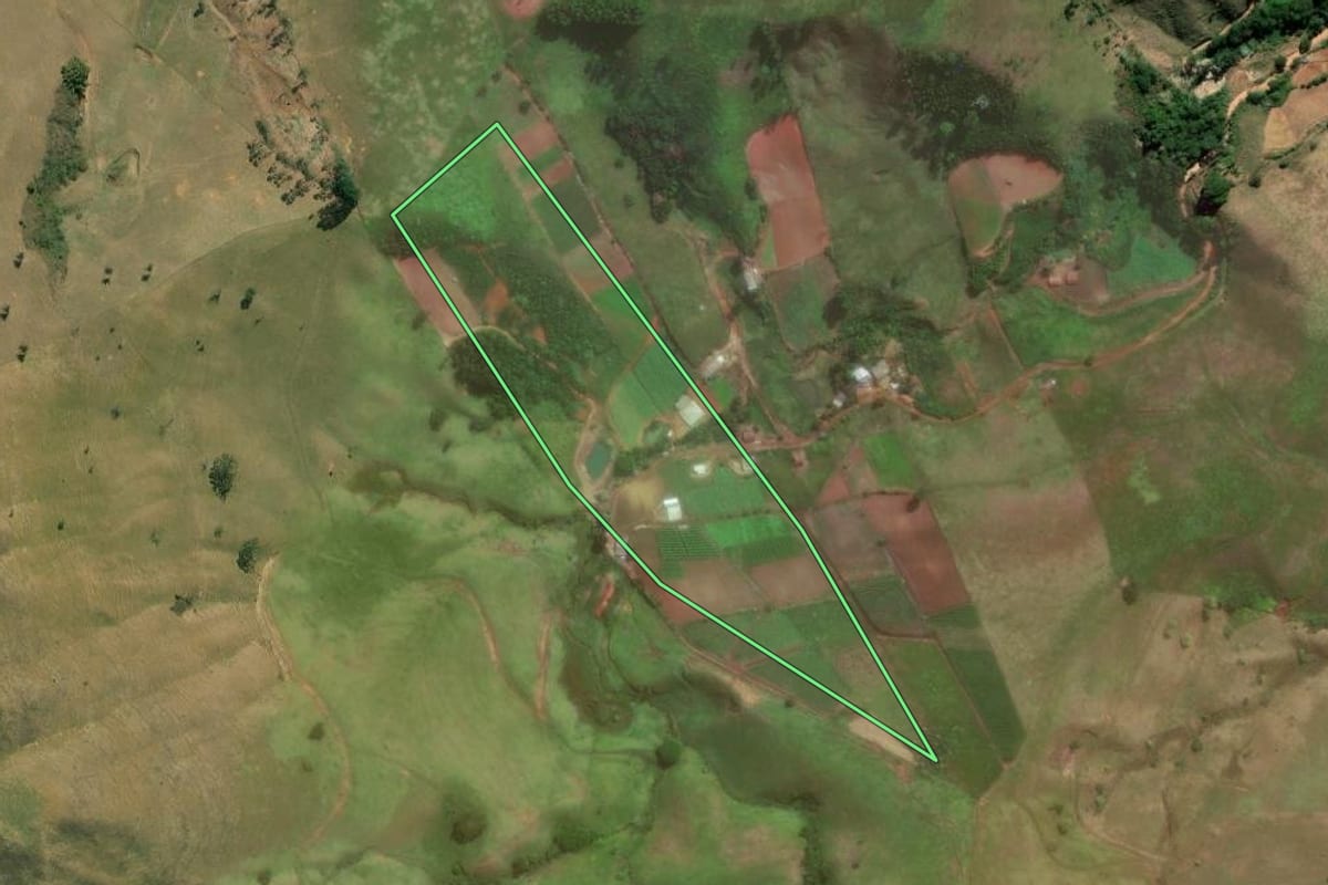 Imagem de satélite do imóvel rural em Sumidouro (RJ), com o contorno declarado no CAR desenhado por cima.