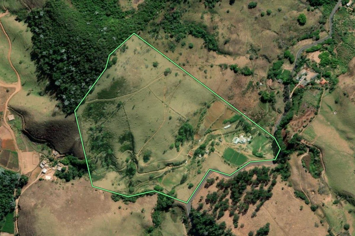 Imagem de satélite do imóvel rural em Sumidouro (RJ), com o contorno declarado no CAR desenhado por cima.