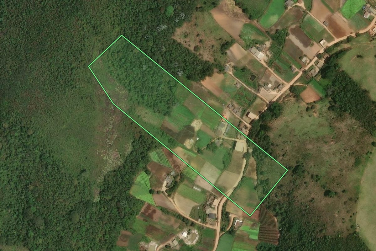 Imagem de satélite do imóvel rural em Sumidouro (RJ), com o contorno declarado no CAR desenhado por cima.