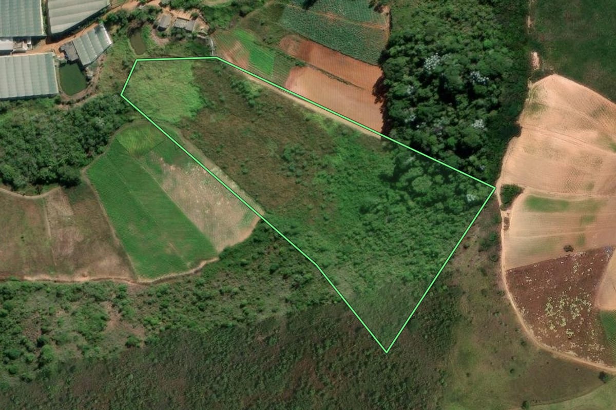 Imagem de satélite do imóvel rural em Sumidouro (RJ), com o contorno declarado no CAR desenhado por cima.