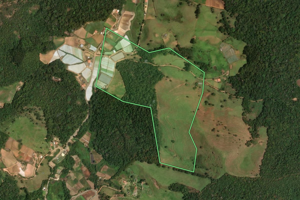Imagem de satélite do imóvel rural em Sumidouro (RJ), com o contorno declarado no CAR desenhado por cima.