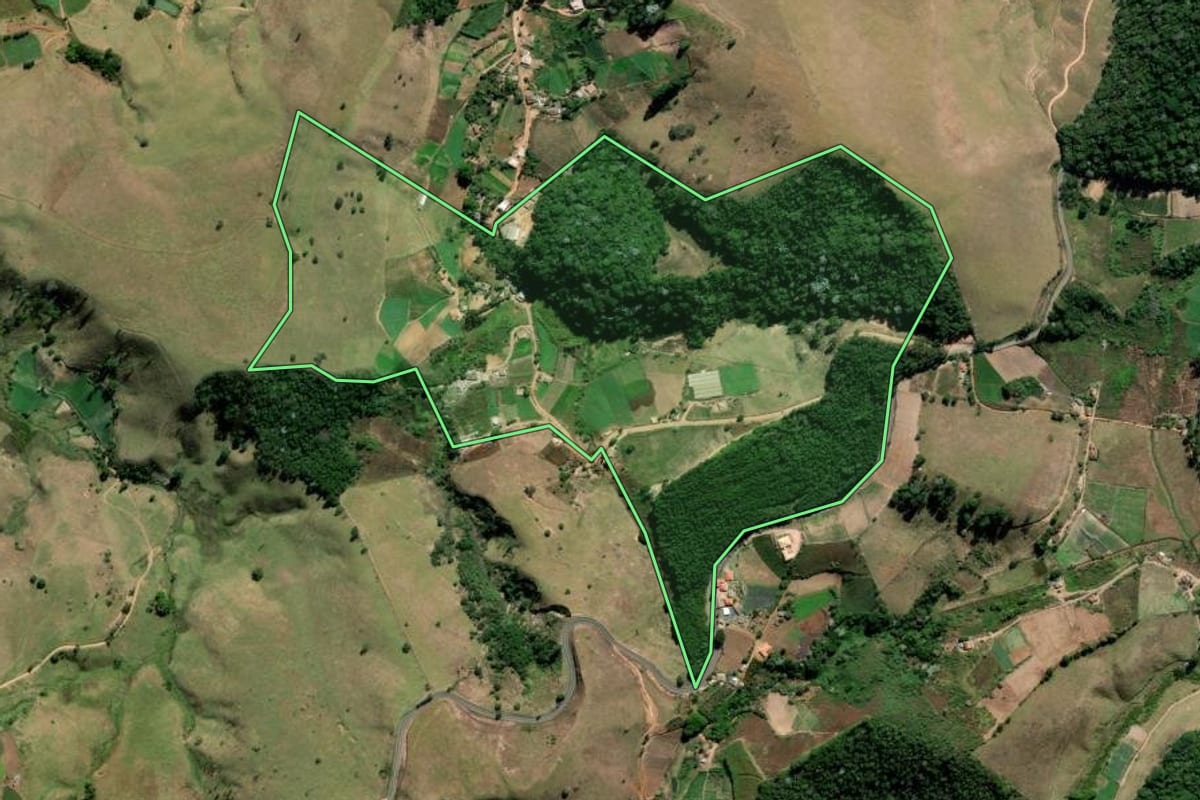 Imagem de satélite do imóvel rural em Sumidouro (RJ), com o contorno declarado no CAR desenhado por cima.