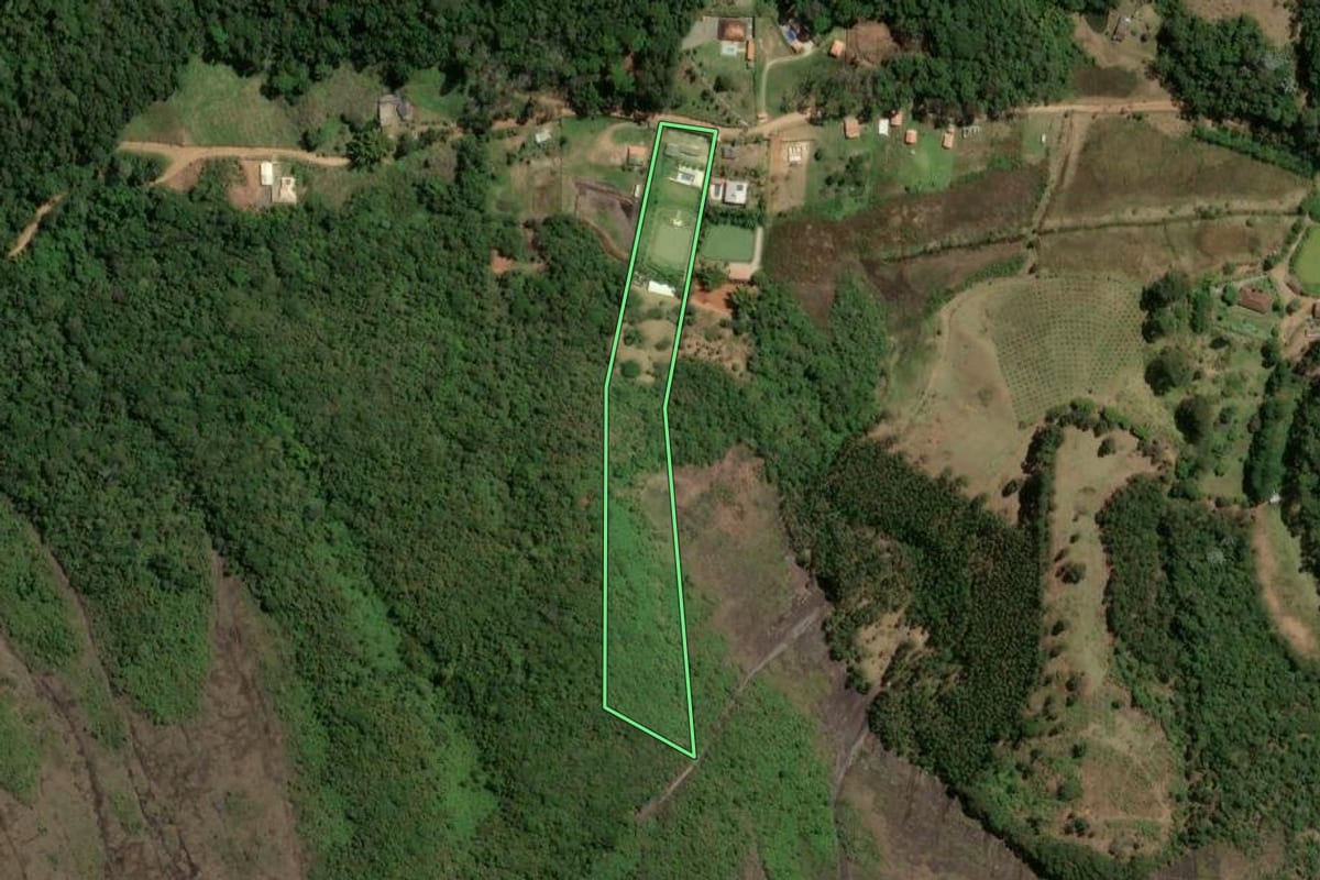 Imagem de satélite do imóvel rural em Sumidouro (RJ), com o contorno declarado no CAR desenhado por cima.