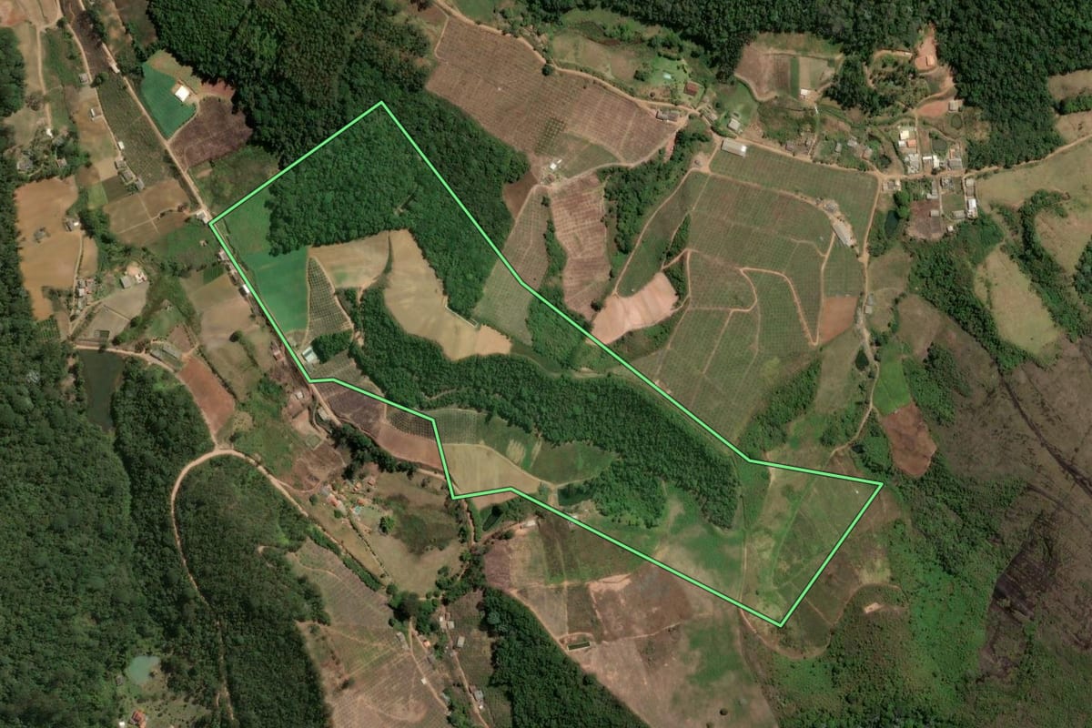 Imagem de satélite do imóvel rural em Sumidouro (RJ), com o contorno declarado no CAR desenhado por cima.