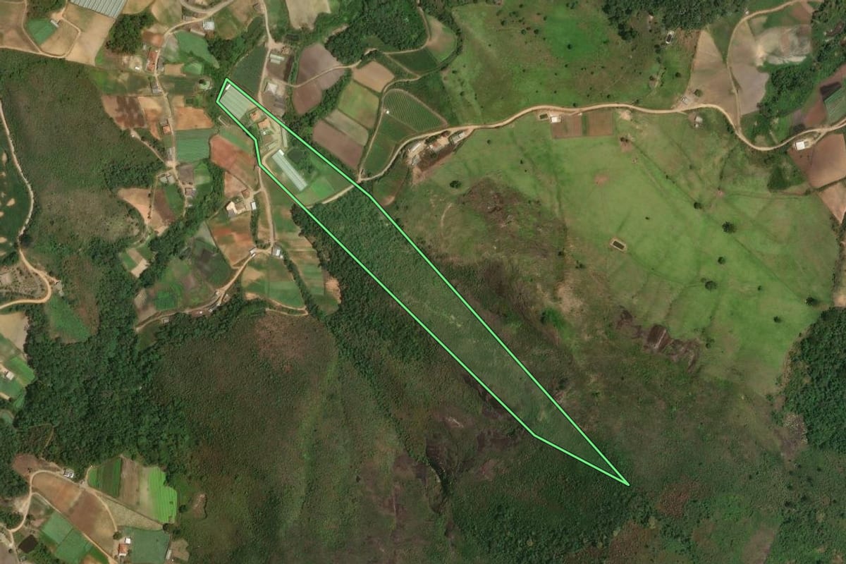 Imagem de satélite do imóvel rural em Sumidouro (RJ), com o contorno declarado no CAR desenhado por cima.