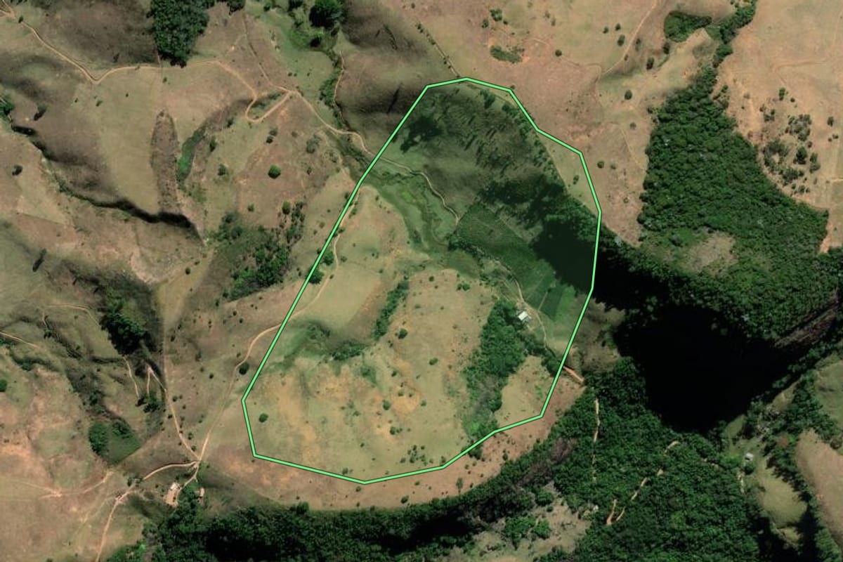 Imagem de satélite do imóvel rural em Sumidouro (RJ), com o contorno declarado no CAR desenhado por cima.