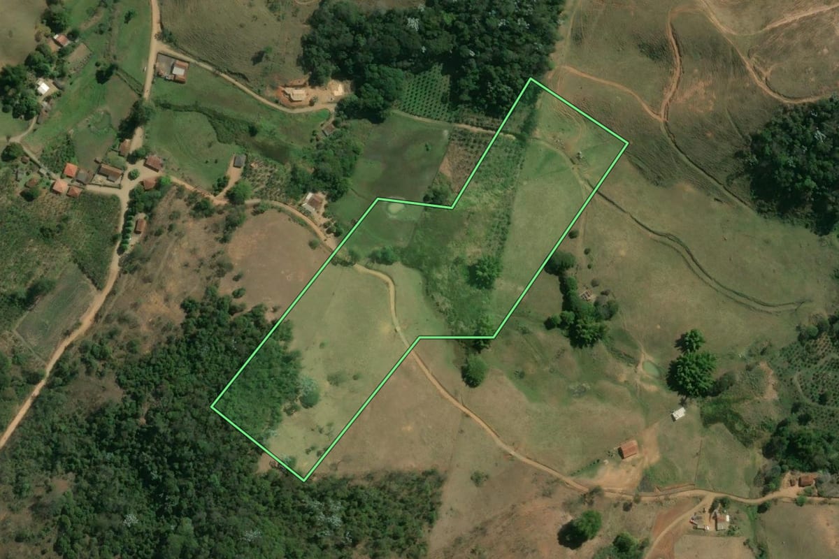 Imagem de satélite do imóvel rural em Sumidouro (RJ), com o contorno declarado no CAR desenhado por cima.