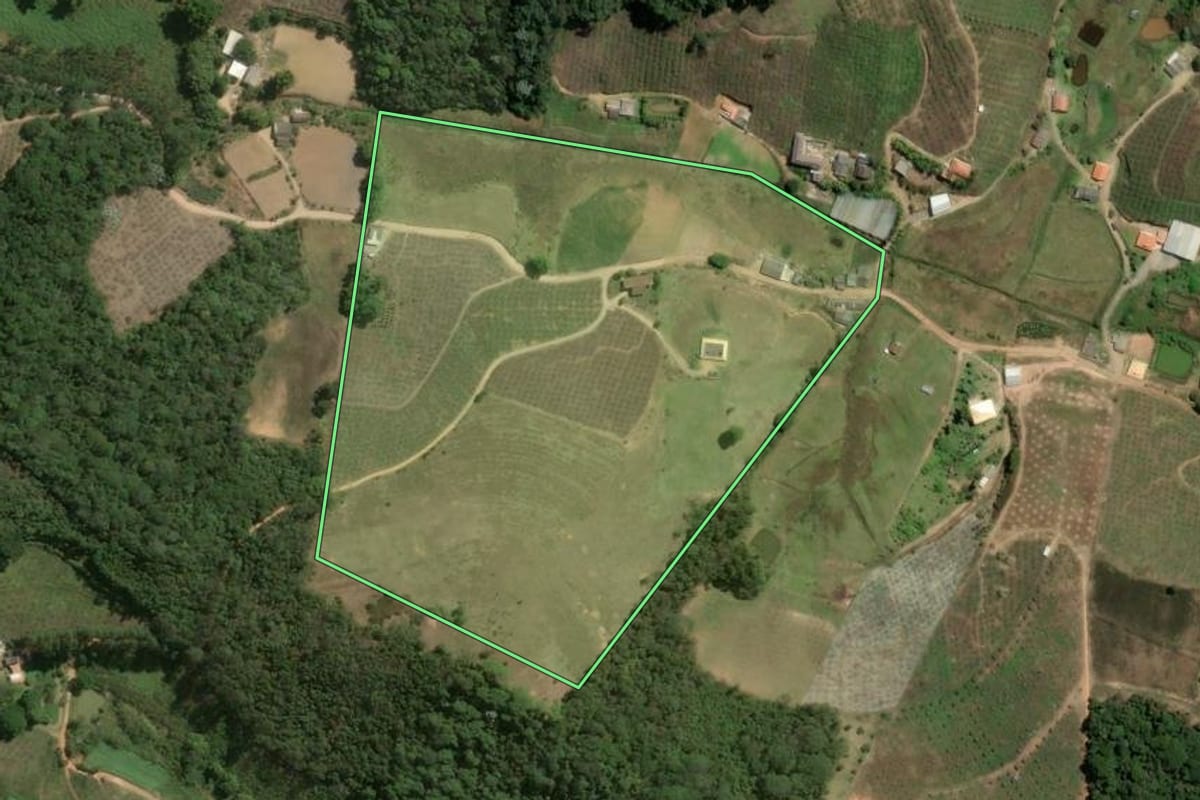 Imagem de satélite do imóvel rural em Sumidouro (RJ), com o contorno declarado no CAR desenhado por cima.