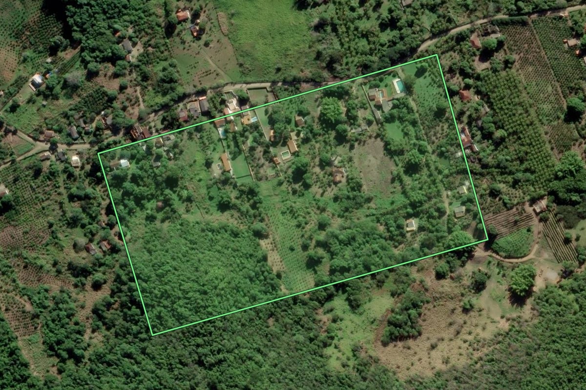 Imagem de satélite do imóvel rural em Tanguá (RJ), com o contorno declarado no CAR desenhado por cima.