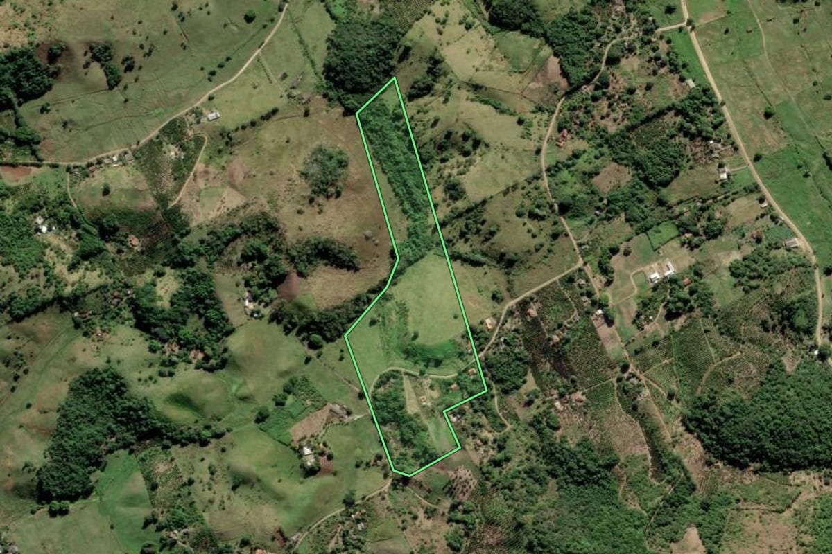 Imagem de satélite do imóvel rural em Tanguá (RJ), com o contorno declarado no CAR desenhado por cima.