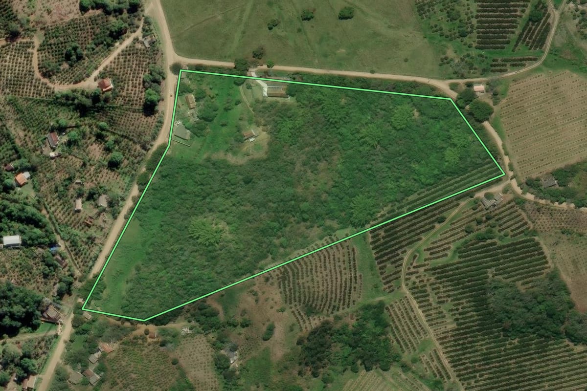Imagem de satélite do imóvel rural em Tanguá (RJ), com o contorno declarado no CAR desenhado por cima.