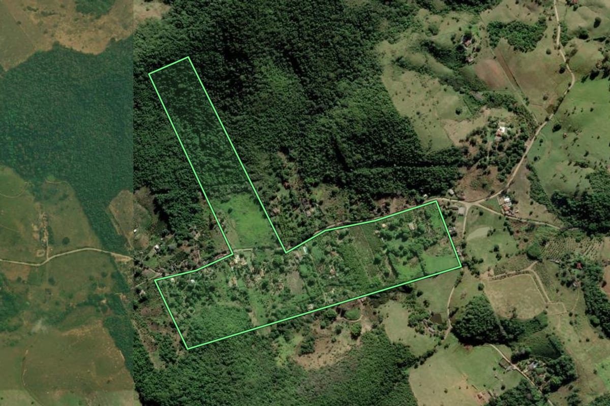Imagem de satélite do imóvel rural em Tanguá (RJ), com o contorno declarado no CAR desenhado por cima.