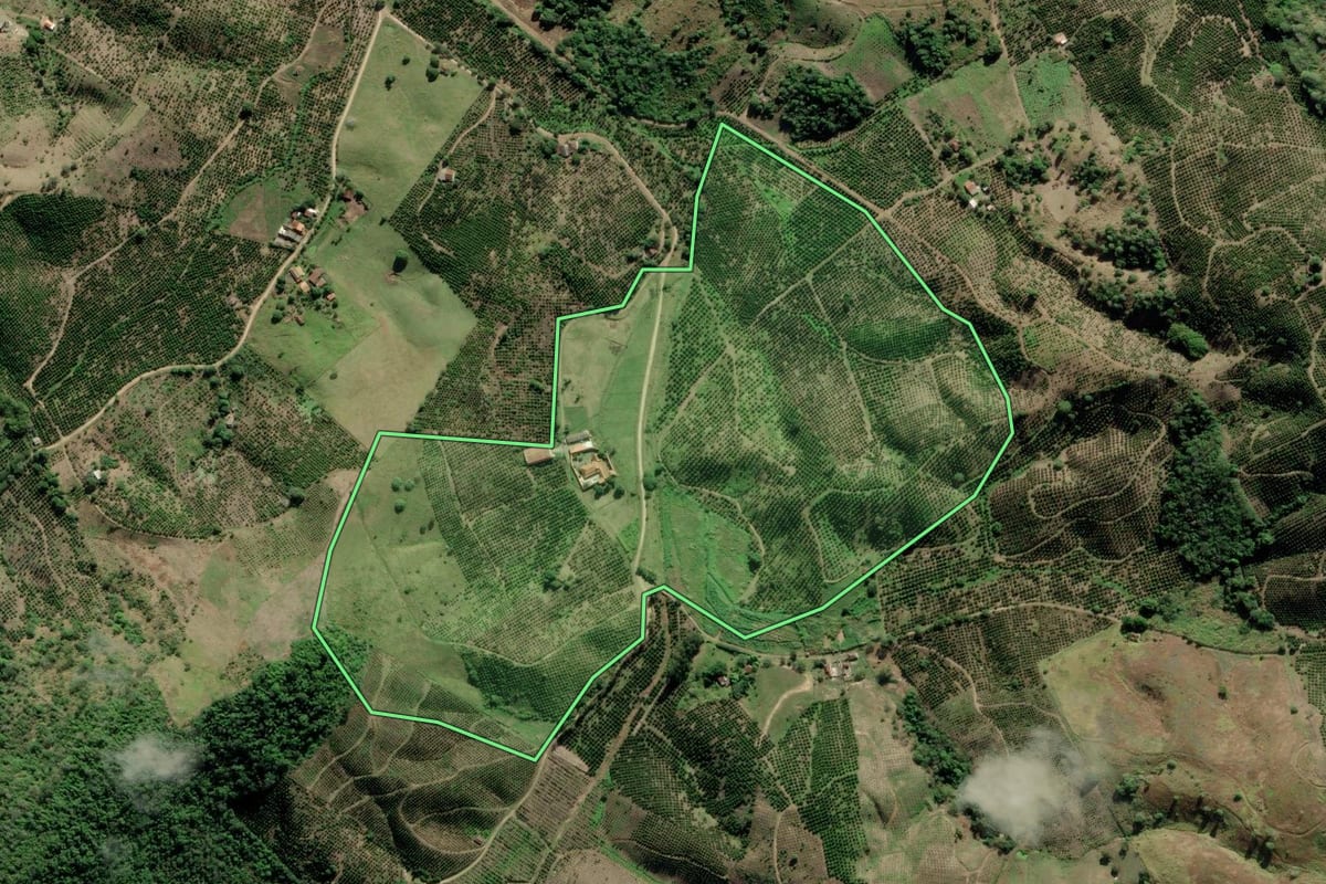 Imagem de satélite do imóvel rural em Tanguá (RJ), com o contorno declarado no CAR desenhado por cima.