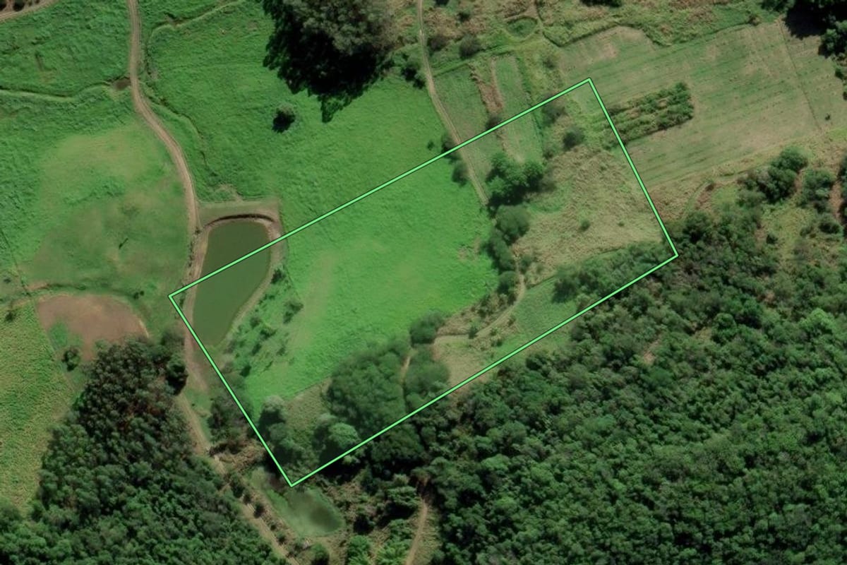 Imagem de satélite do imóvel rural em Tanguá (RJ), com o contorno declarado no CAR desenhado por cima.