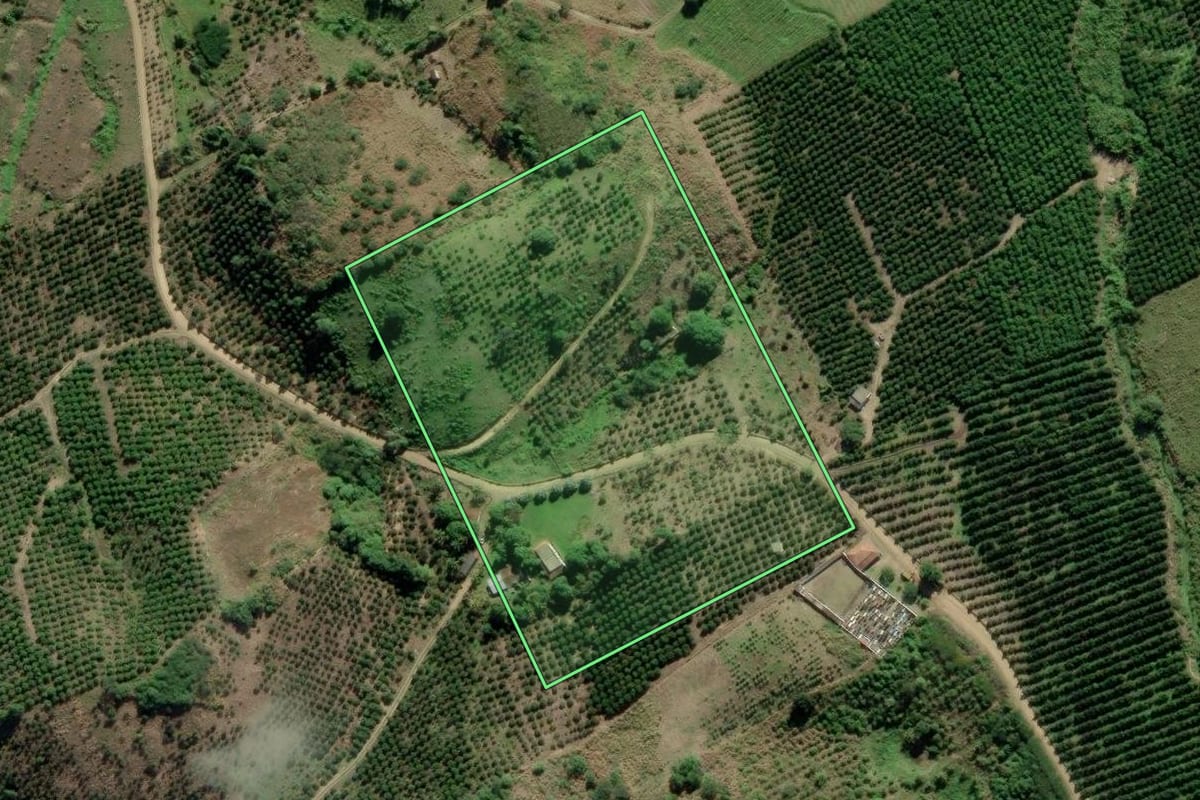 Imagem de satélite do imóvel rural em Tanguá (RJ), com o contorno declarado no CAR desenhado por cima.