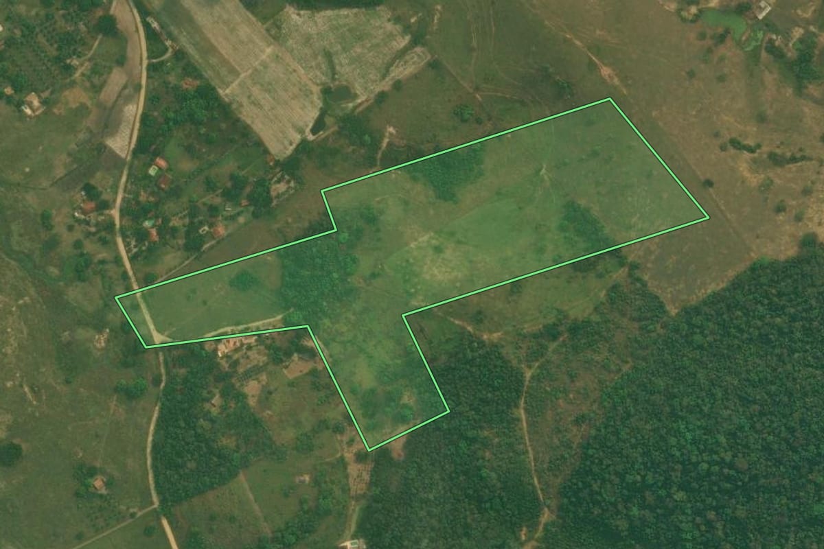 Imagem de satélite do imóvel rural em Tanguá (RJ), com o contorno declarado no CAR desenhado por cima.